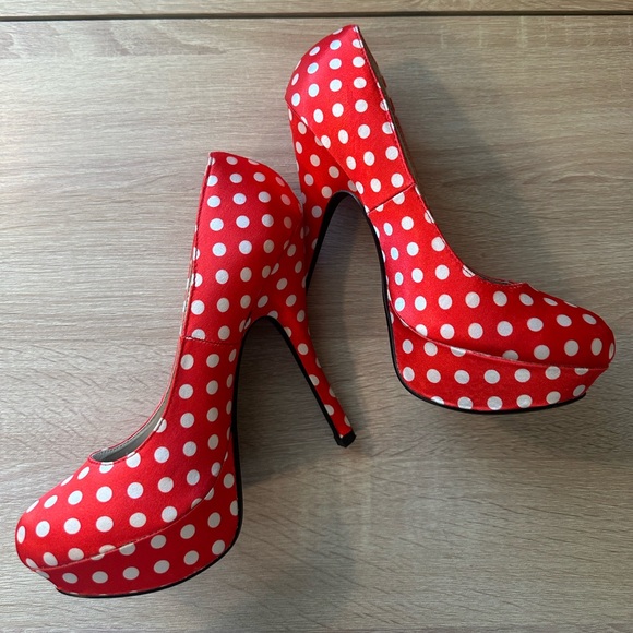 Red Pumps with white polka dots, Minnie Mouse heels - Picture 4 of 8
